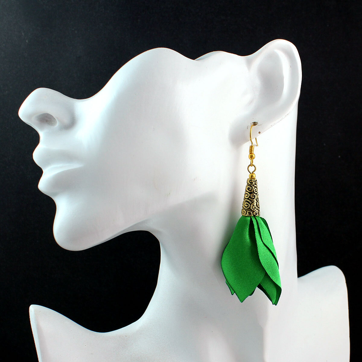Kolczyki kwiaty Lume Design zielona satyna złoto Długie kolczyki kwiaty Lume Design zielone satynowe antyczne złoto