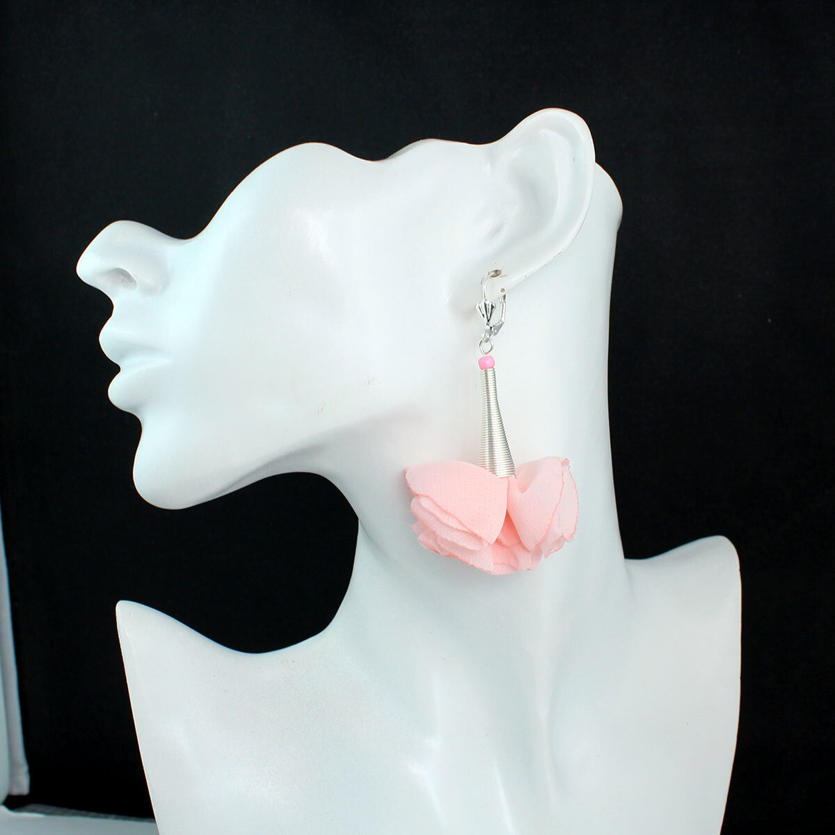 Romantyczne kolczyki różowe kwiaty stylizacja cottagecore