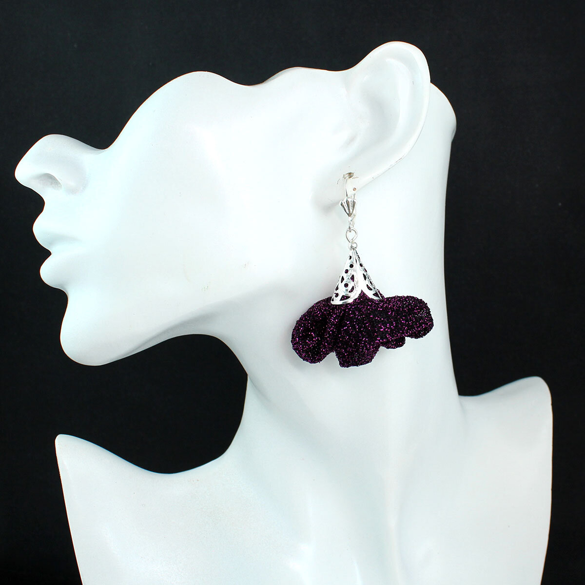 Kolczyki kwiaty ciemny fiolet mieniące rękodzieło