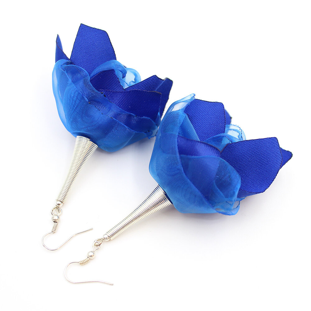Długie niebieskie materiałowe kolczyki kwiaty Silk