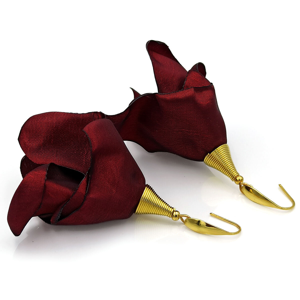 Kolczyki Długie Kwiaty Burgundowe Płatki 7,5cm Lume Design Długie, wiszące kolczyki w kształcie kwiatów uformowanych z burgundowej tkaniny ze złotym spiralnym stożkiem