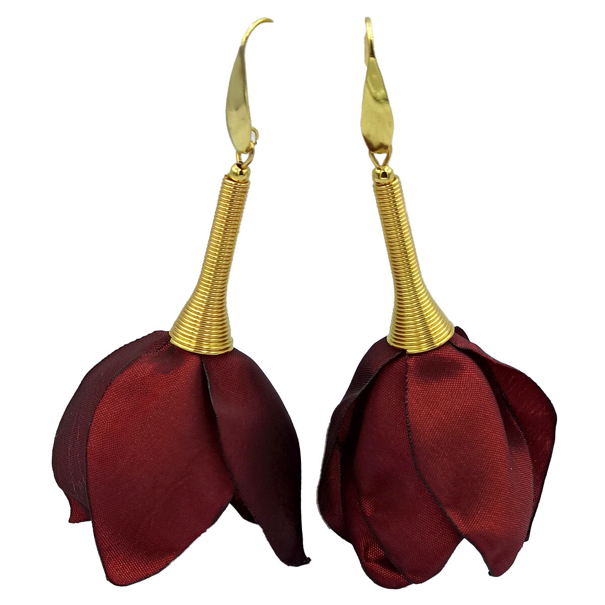 Kolczyki Długie Kwiaty Burgundowe Płatki Lume Design Długie, wiszące kolczyki w kształcie kwiatów uformowanych z asymetrycznych płatków tkaniny w kolorze ciemnego bordo