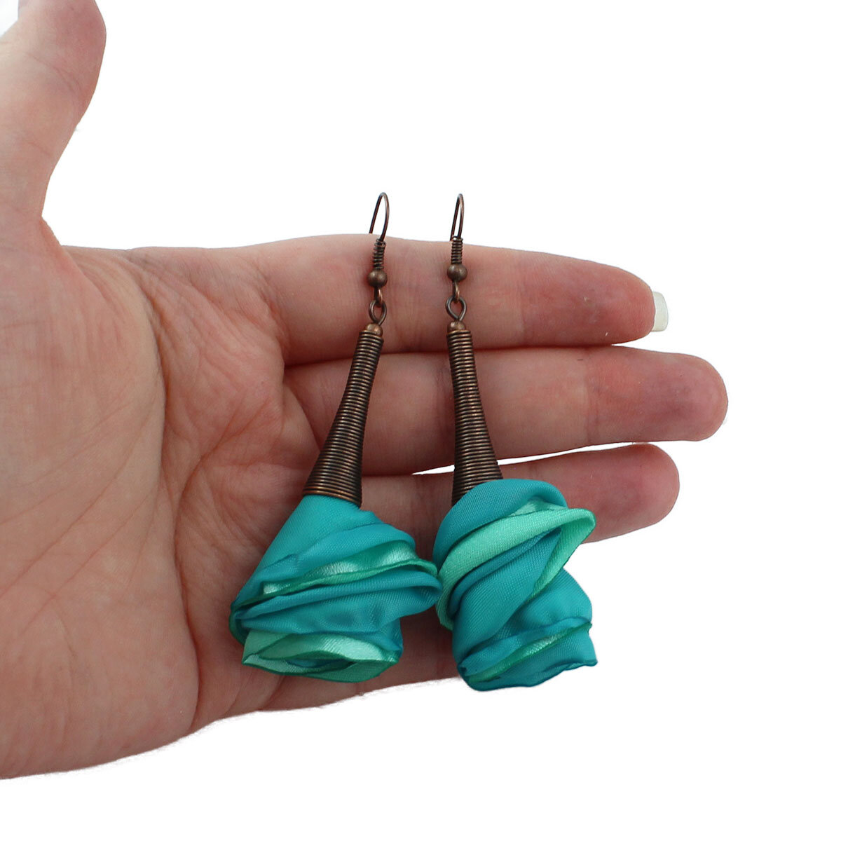 Kolczyki Turkusowe Kwiaty Miedź Lume Design Długie turkusowe kolczyki kwiaty z miedzianym spiralnym wykończeniem