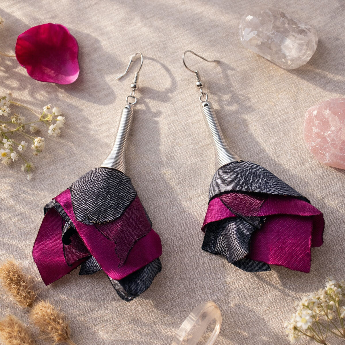 Długie Kolczyki z Tkaniny Kwiaty Fuksja i Szare Lume Design Długie, wiszące kolczyki materiałowe w kształcie kaskadowych kwiatów. Asymetryczne płatki z tkaniny w kolorze fuksji