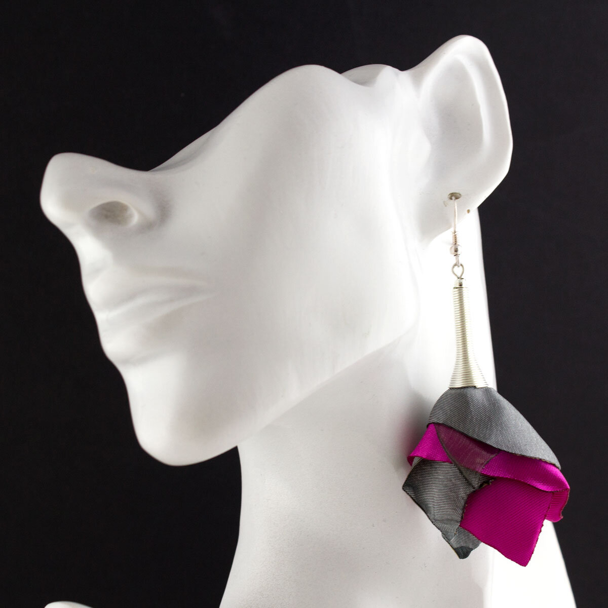 Długie Kolczyki z Tkaniny Kwiaty Fuksja i Szare Lume Design Długie, wiszące kolczyki materiałowe w kształcie kaskadowych kwiatów. Asymetryczne płatki z tkaniny w kolorze fuksji