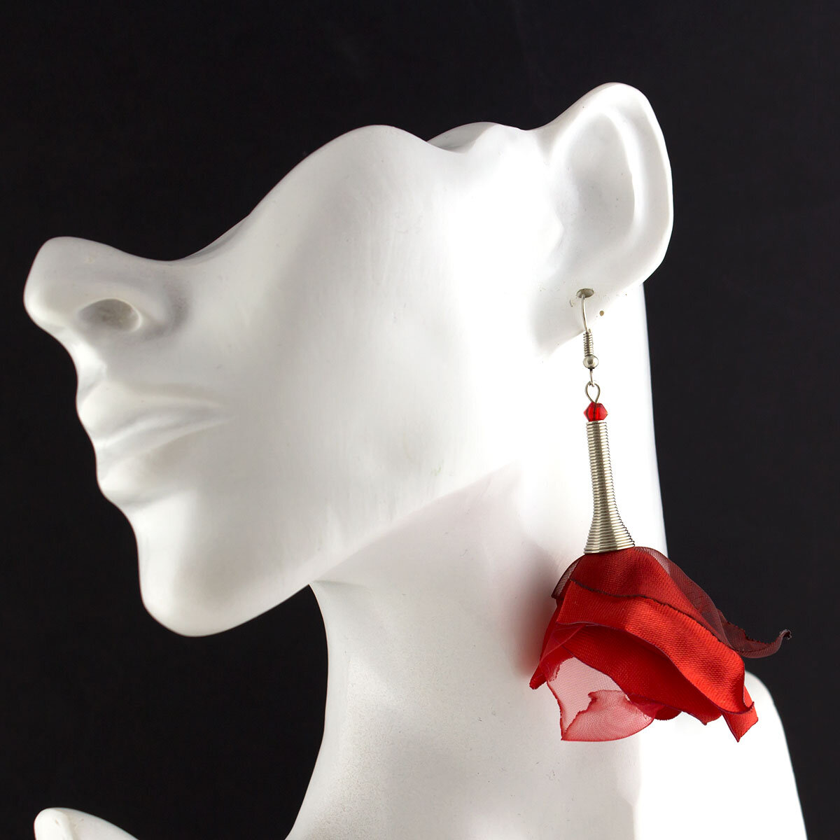 Kolczyki Kwiaty Materiałowe Czerwone Flamenco Lume Design Długie, czerwone materiałowe kolczyki w kształcie kwiatów z elementami w antycznym odcieniu srebra