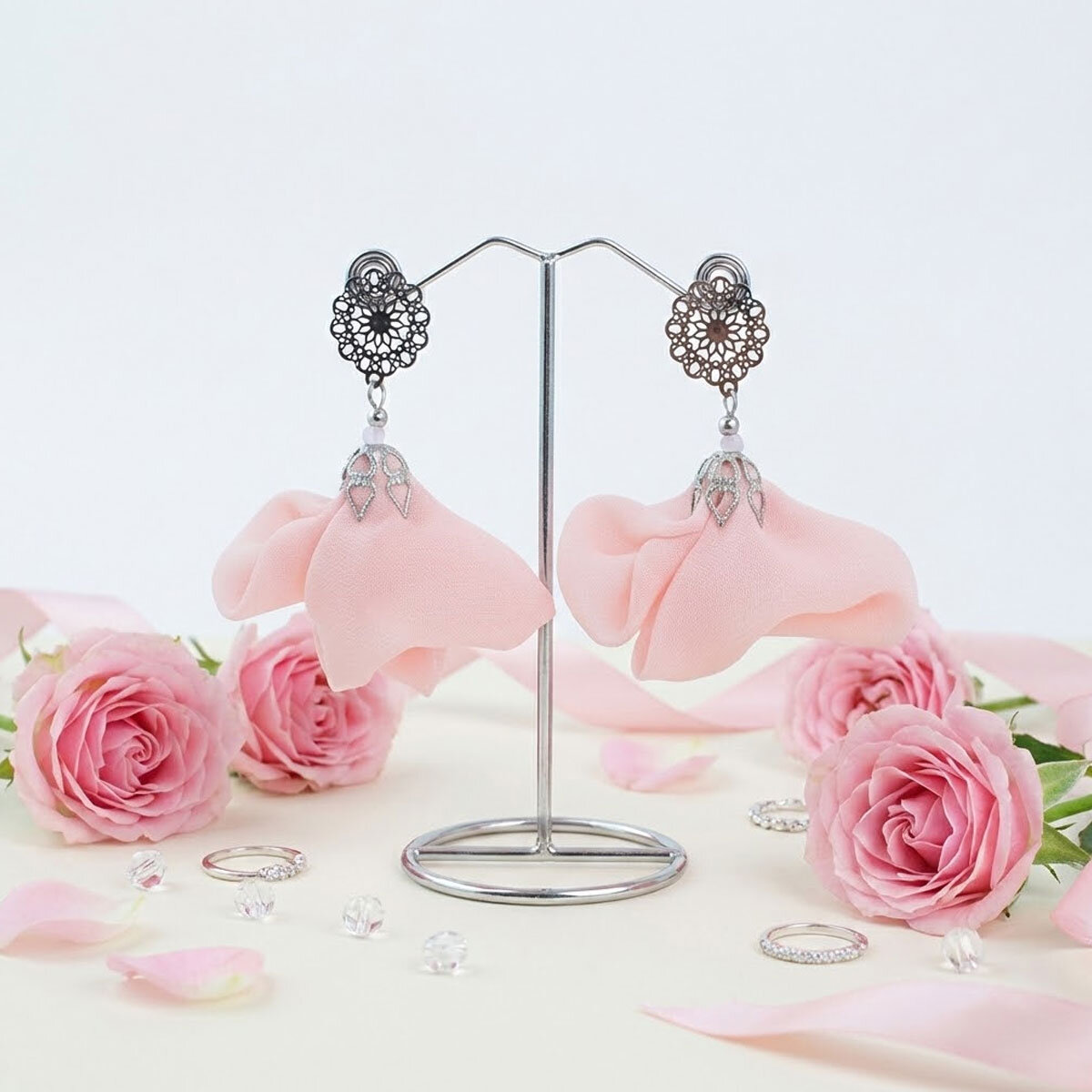 Kolczyki kwiaty pudrowy róż wiszące ażurowe rozety