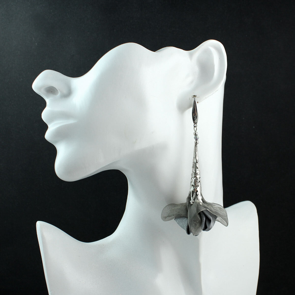 Długie grafitowe kolczyki kwiaty w ażurowym srebrnym wykończeniu