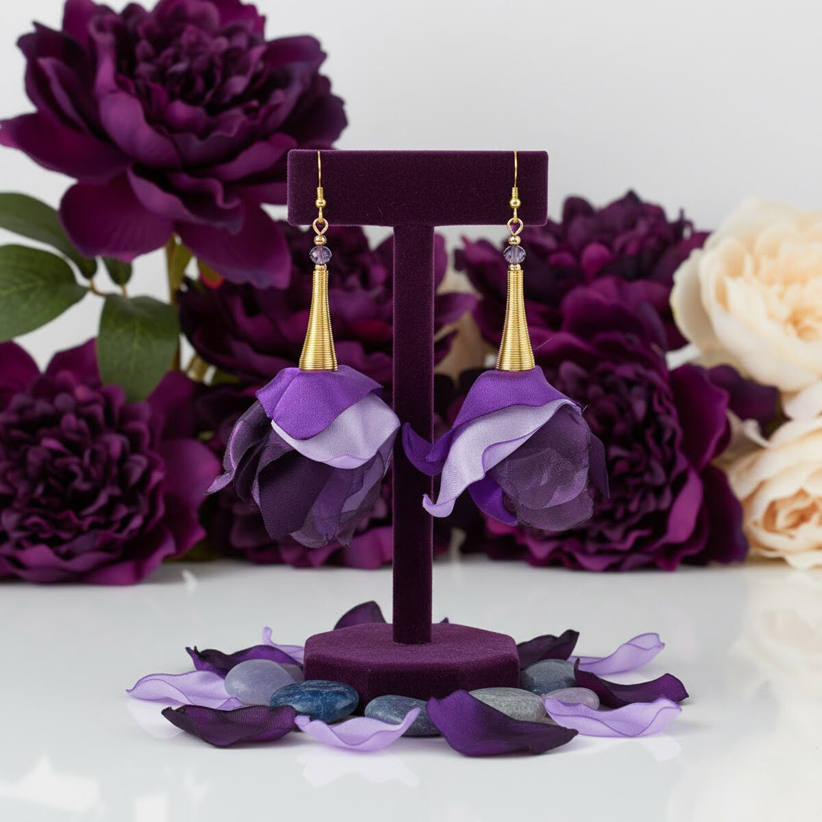 Kolczyki z tkaniny fiolet lawenda kwiaty złote wykończenia – Lume Design