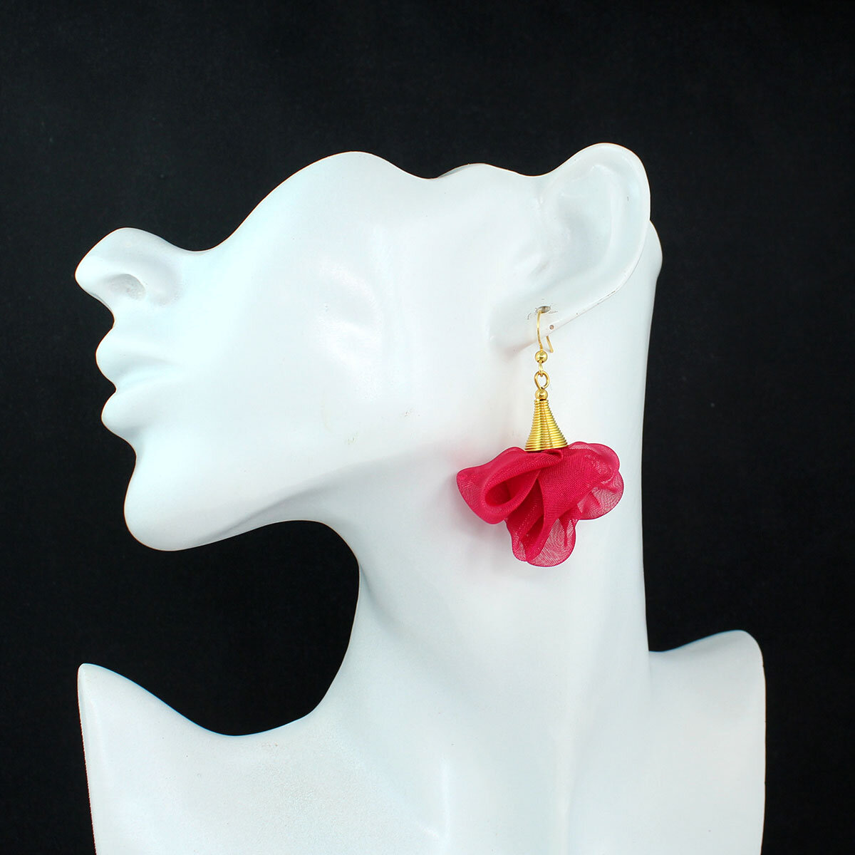 Kolczyki z tkaniny malinowe lekkie kwiaty delikatne – Lume Design Lekkie kolczyki malinowe z tkaniny kwiaty złote wykończenia – Lume Design