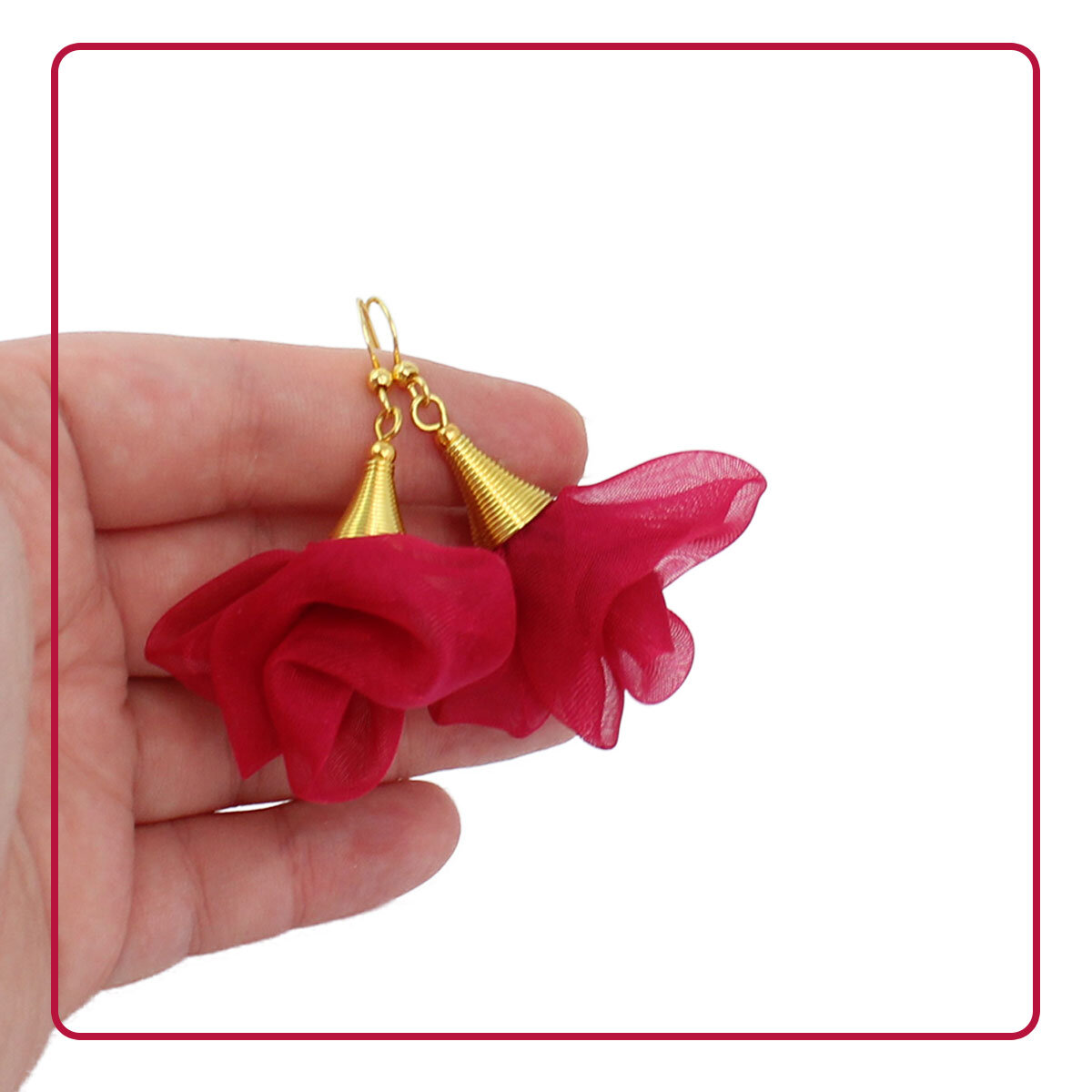 Kolczyki z tkaniny malinowe lekkie kwiaty delikatne – Lume Design Lekkie kolczyki malinowe z tkaniny kwiaty złote wykończenia – Lume Design