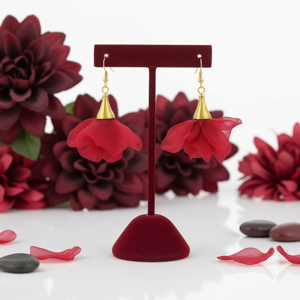 Kolczyki z tkaniny malinowe lekkie kwiaty delikatne – Lume Design Kolczyki z tkaniny fiolet lawenda kwiaty złote wykończenia – Lume Design