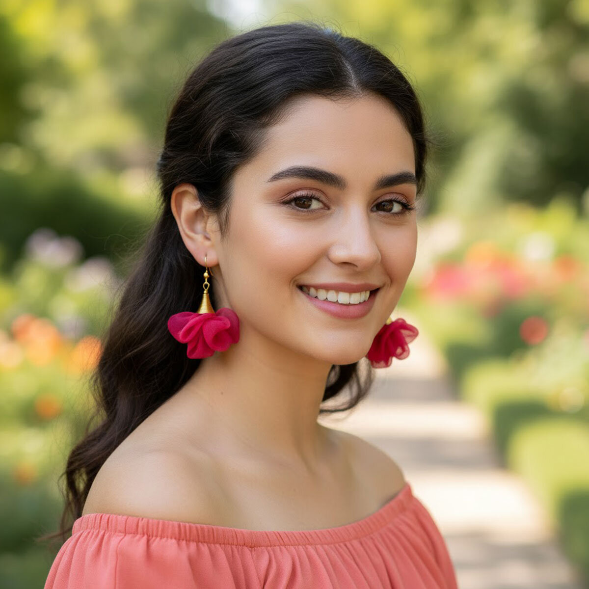 Kolczyki z tkaniny malinowe lekkie kwiaty delikatne – Lume Design Lekkie kolczyki malinowe z tkaniny kwiaty złote wykończenia – Lume Design