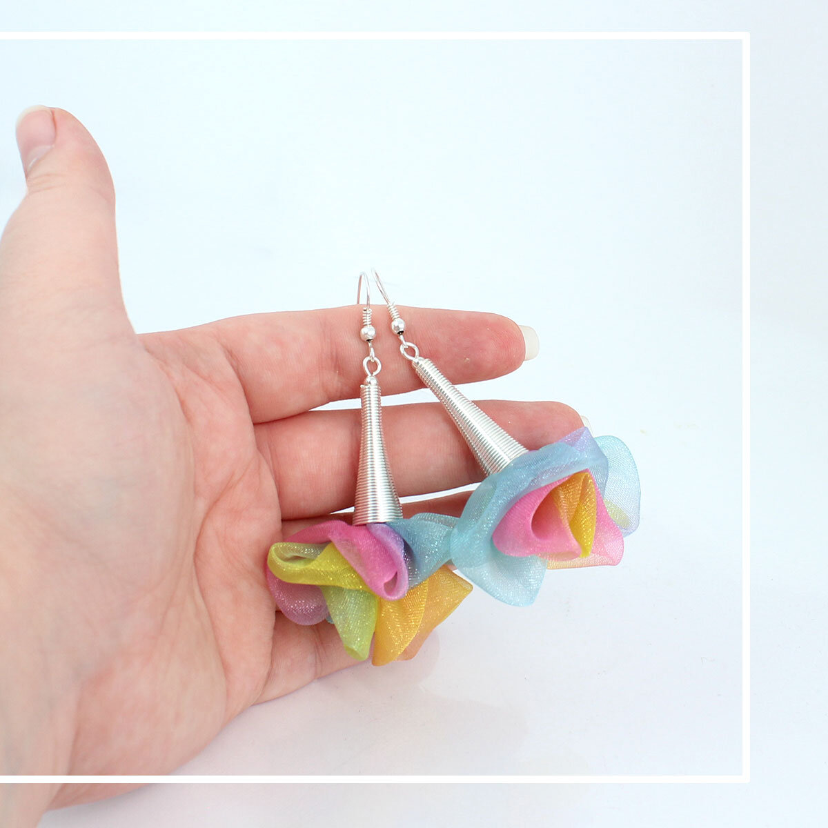 Kolczyki tęczowe z tkaniny w formie lekkich kwiatów – Lume Design