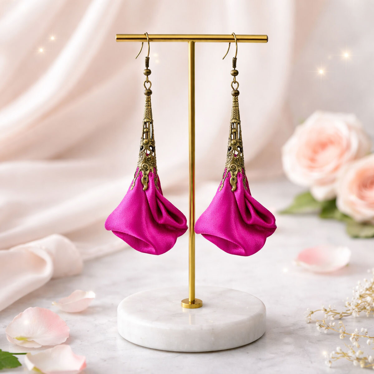 Długie satynowe kolczyki kwiaty w kolorze fuksji z ażurowym kielichem w odcieniu antycznego brązu.