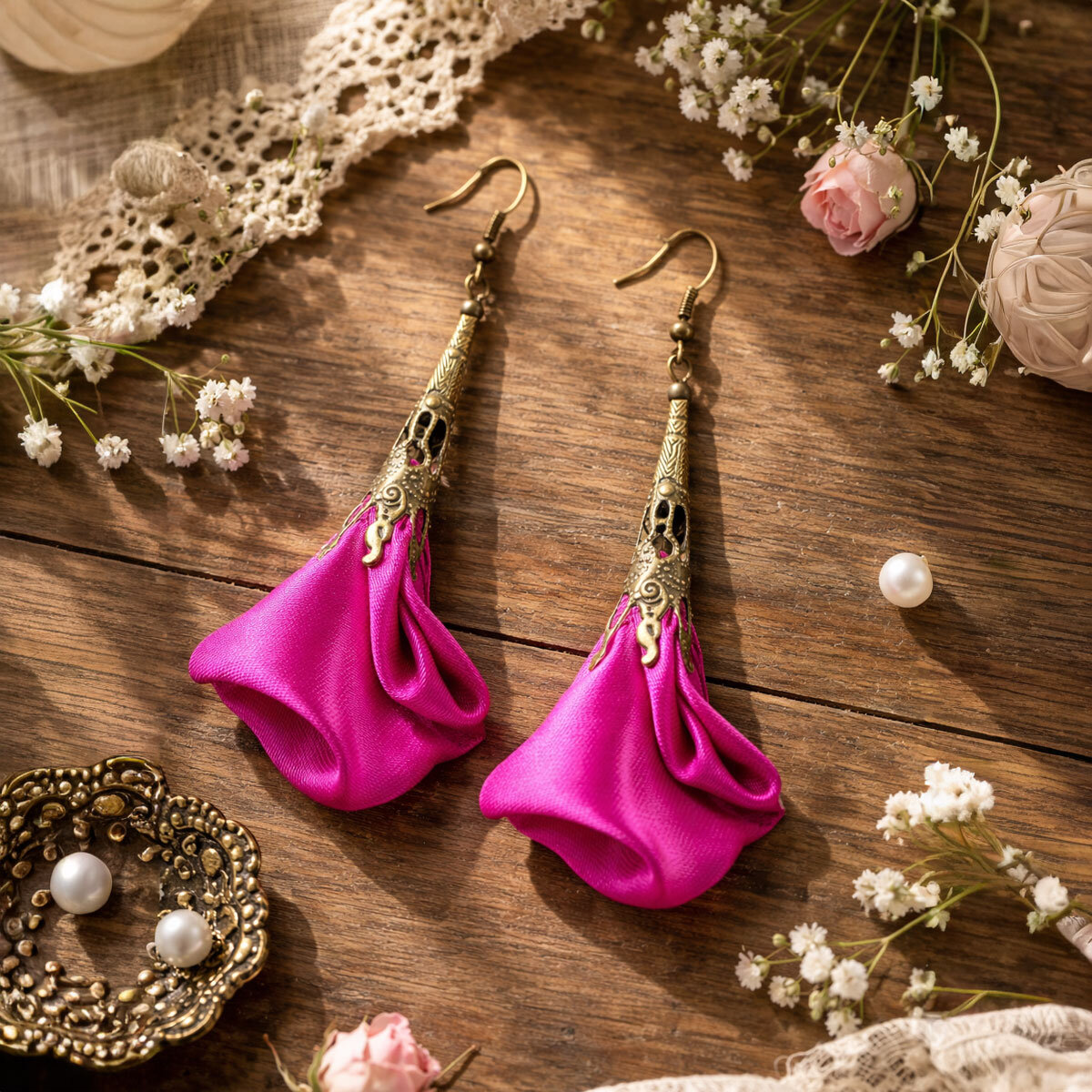 Długie satynowe kolczyki kwiaty w kolorze fuksji z ażurowym kielichem w odcieniu antycznego brązu.