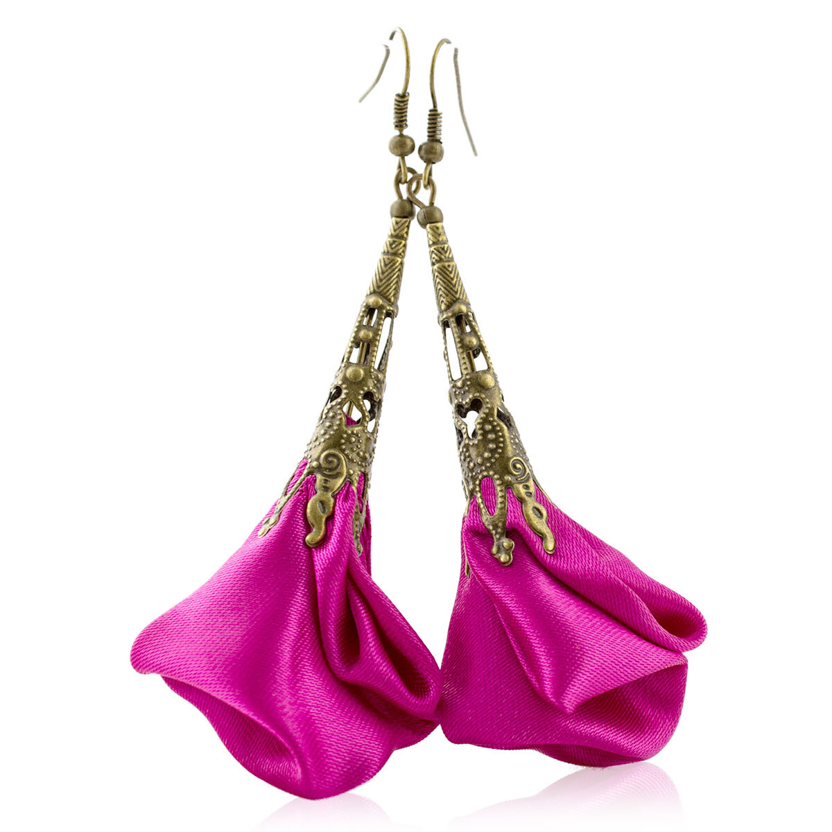 Długie satynowe kolczyki kwiaty w kolorze fuksji z ażurowym kielichem w odcieniu antycznego brązu.