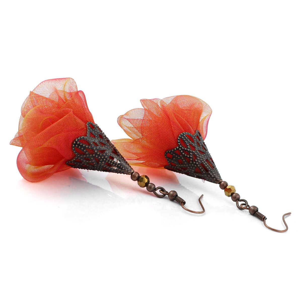 Długie pomarańczowo-różowe kolczyki kwiaty z miedzianym ażurowym elementem.