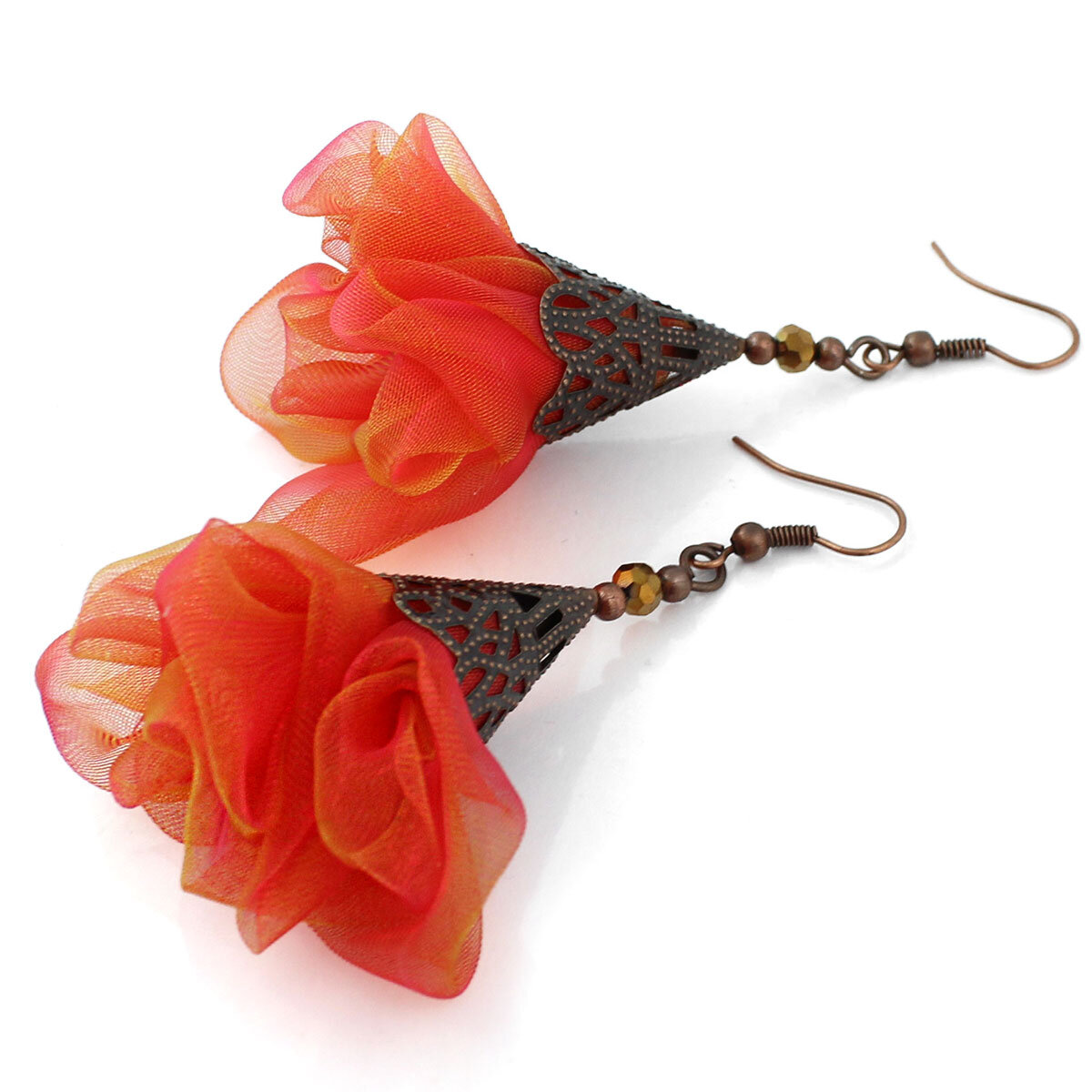 Długie pomarańczowo-różowe kolczyki kwiaty z miedzianym ażurowym elementem.