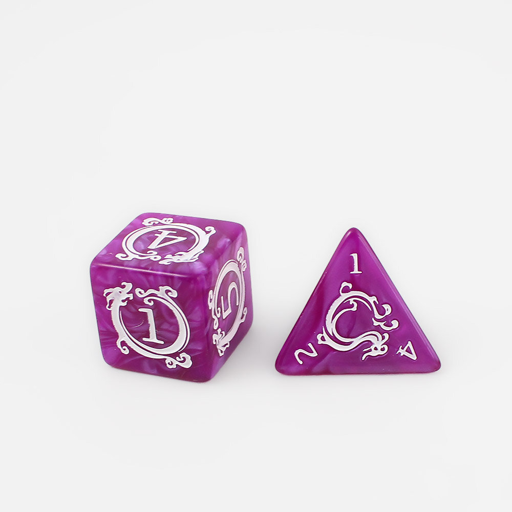 Zestaw fioletowych kości wielościennych Dragon's Amethyst ze smoczym motywem.