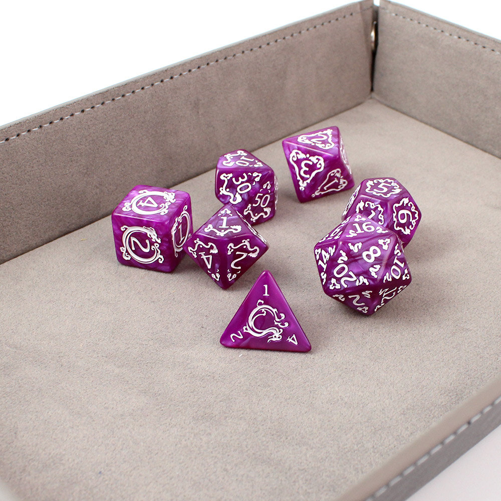 Zestaw fioletowych kości wielościennych Dragon's Amethyst ze smoczym motywem.