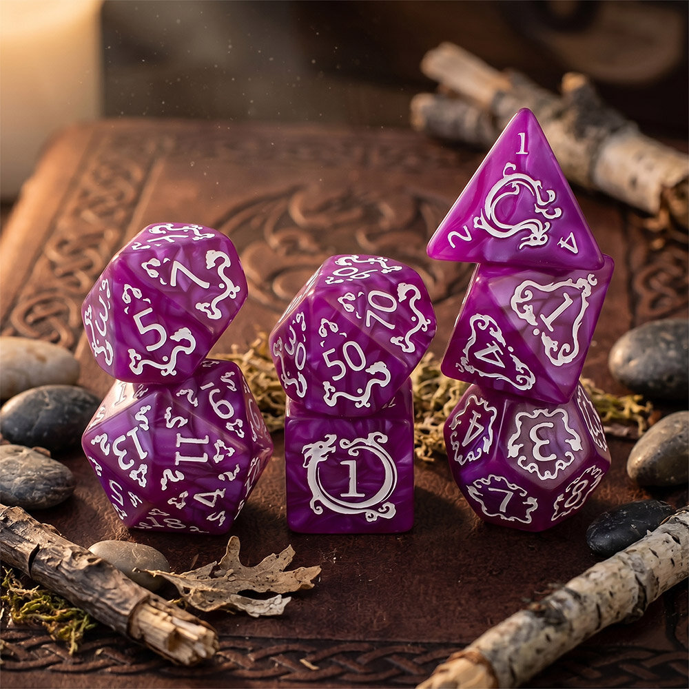 Zestaw fioletowych kości wielościennych Dragon's Amethyst ze smoczym motywem.