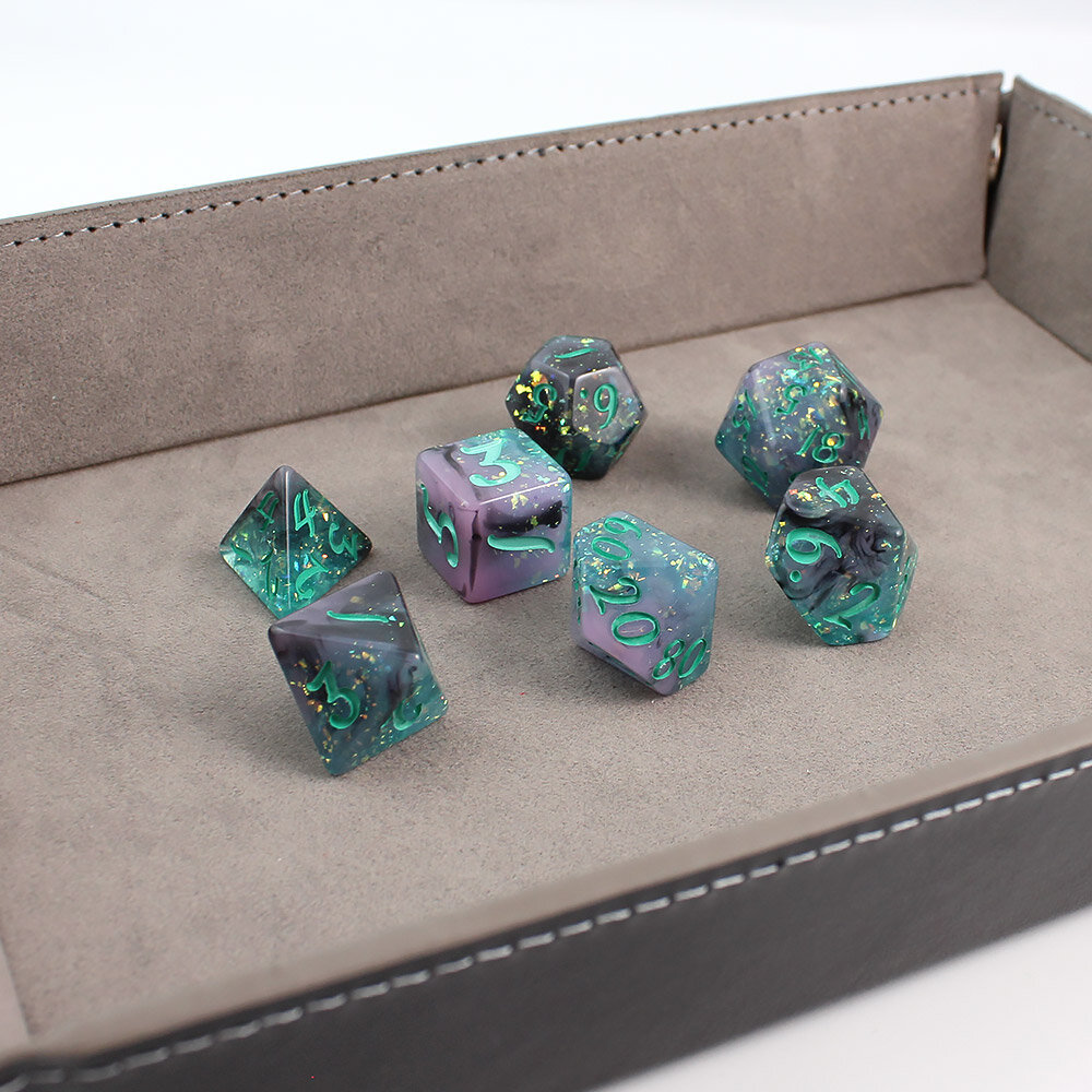 Zestaw 7 żywicznych kości RPG o zaokrąglonych krawędziach ze wzorem miętowo-szarego dymu i błyszczącymi drobinkami | Żywiczne Kości Spectral Mint Lume Design
