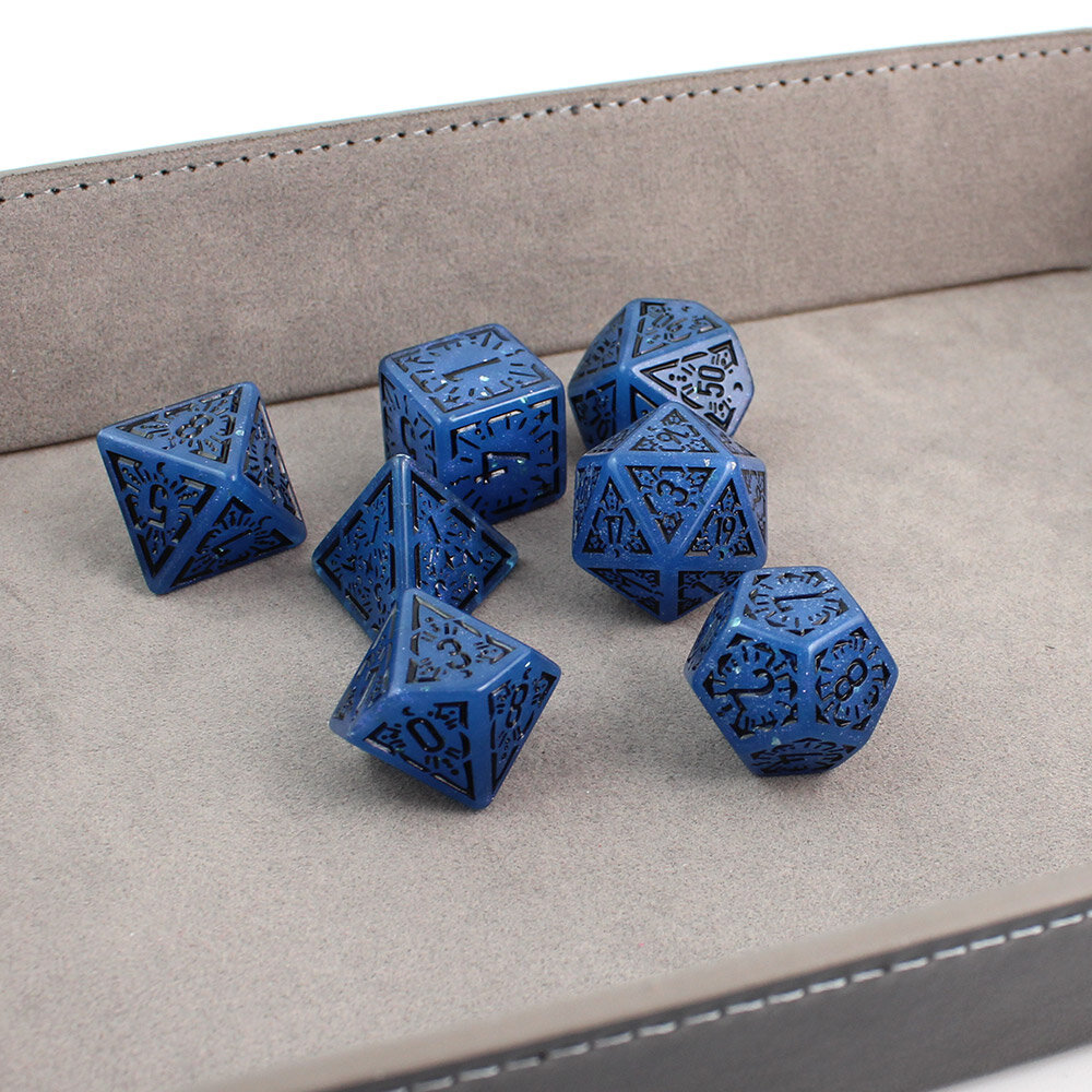 Zestaw 7 granatowych akrylowych kości RPG z czarnymi runami, ramkami i cyframi | Akrylowe Kości Abyssal Runes Lume Design Zestaw 7 granatowych akrylowych kości RPG z czarnymi runami, ramkami i cyframi | Akrylowe Kości Abyssal Runes Lume Design