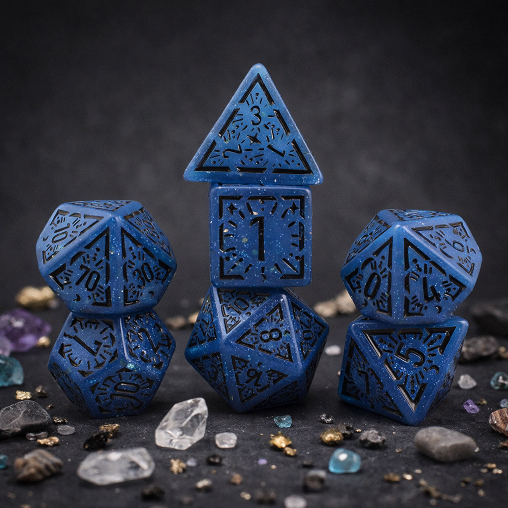 Zestaw 7 granatowych akrylowych kości RPG z czarnymi runami, ramkami i cyframi | Akrylowe Kości Abyssal Runes Lume Design Zestaw 7 granatowych akrylowych kości RPG z czarnymi runami, ramkami i cyframi | Akrylowe Kości Abyssal Runes Lume Design