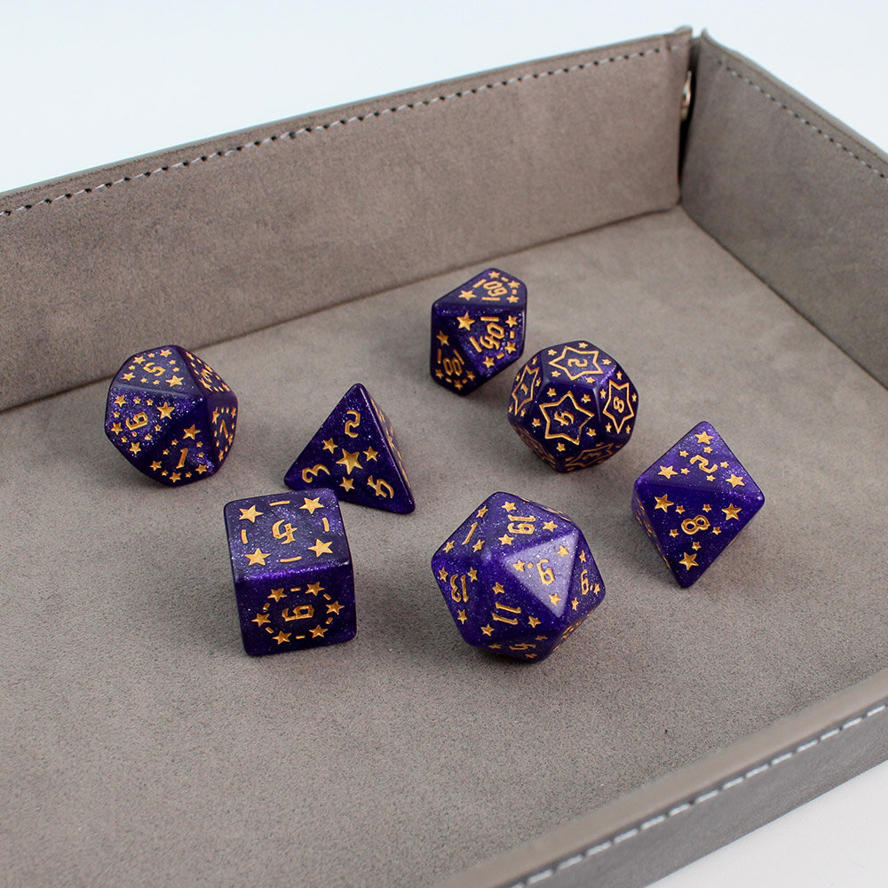Zestaw 7 akrylowych kości RPG o zaokrąglonych krawędziach w kolorze fioletowym ze złotymi gwiazdkami | Akrylowe Kości Amethyst Stars Lume Design