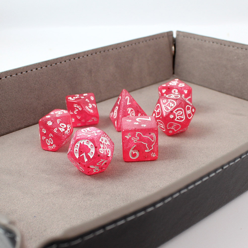 Kości RPG Zestaw malinowych kości wielościennych Cat Magic z brokatem i wzorem w urocze koty.