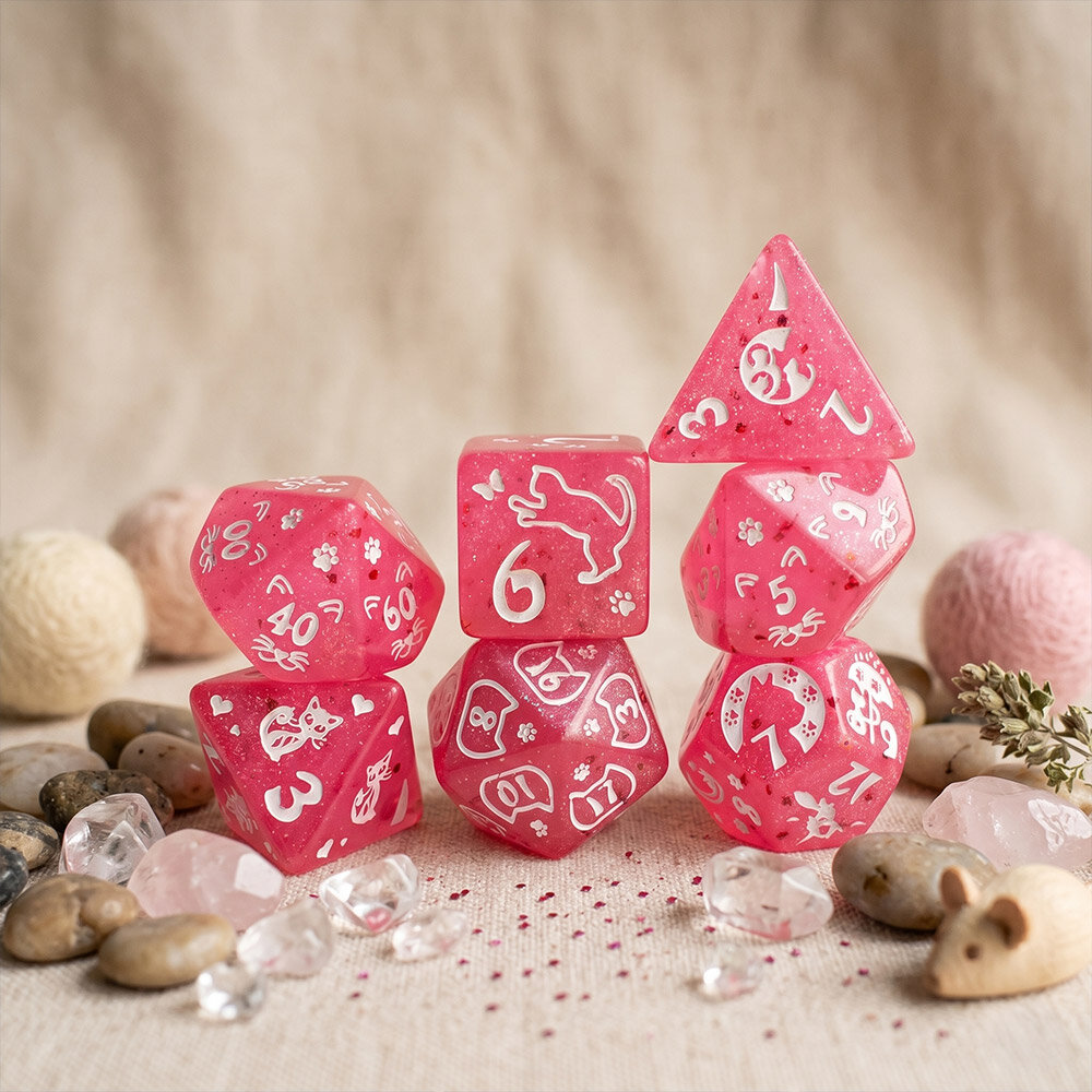 Kości RPG Zestaw malinowych kości wielościennych Cat Magic z brokatem i wzorem w urocze koty.
