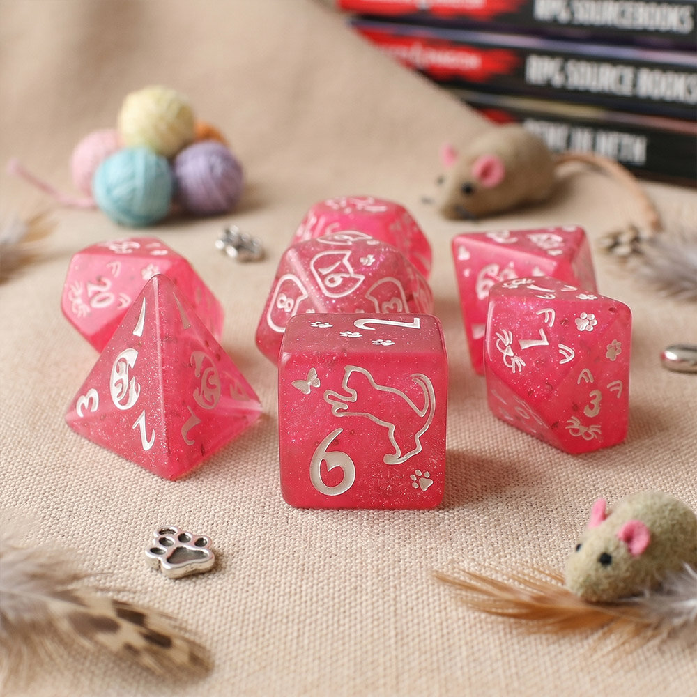 Kości RPG Zestaw malinowych kości wielościennych Cat Magic z brokatem i wzorem w urocze koty.