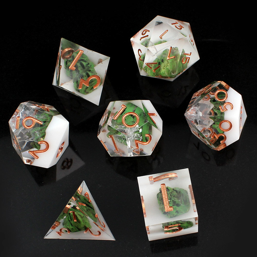 Zestaw 7 kości RPG z żywicy z ostrymi krawędziami z zielonym mchem i białą mgłą w środku | Kości Żywiczne Misty Highlands Lume Design