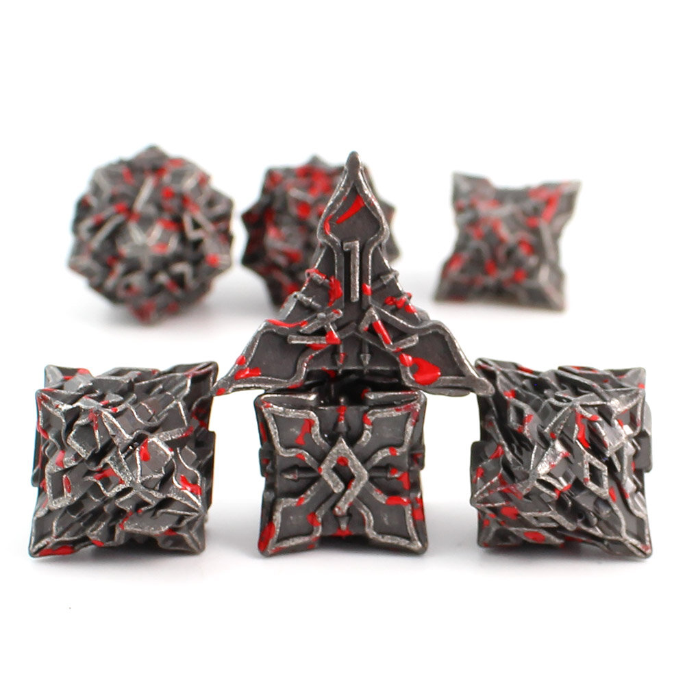 Metalowe czarne kości RPG z czerwonymi odpryskami farby imitującymi krew | Kości Metalowe Bloodied Iron Lume Design