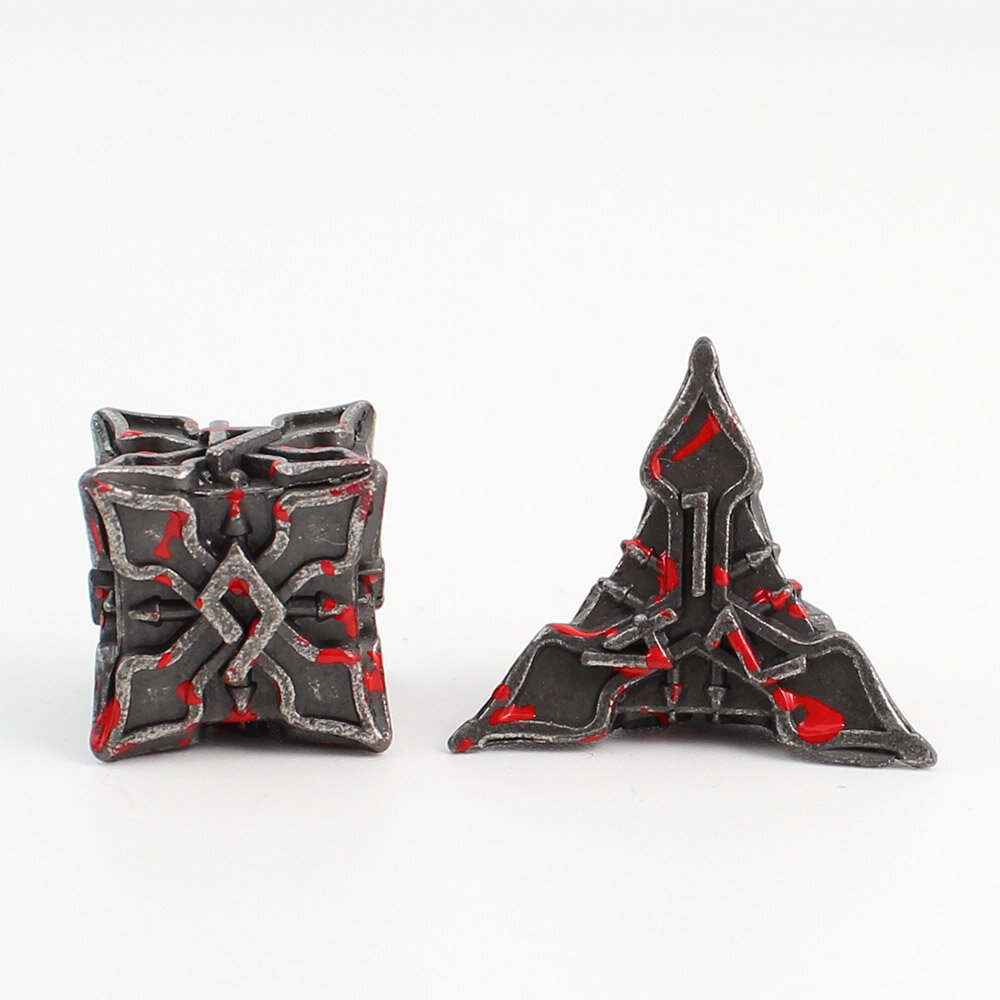 Metalowe czarne kości RPG z czerwonymi odpryskami farby imitującymi krew | Kości Metalowe Bloodied Iron Lume Design