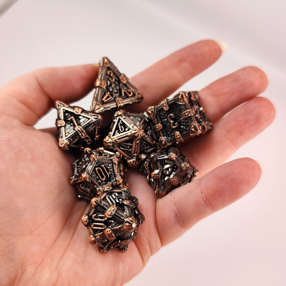 Zestaw ciężkich metalowych kości RPG Plundered Crypt Relic oksydowana miedź czaszki