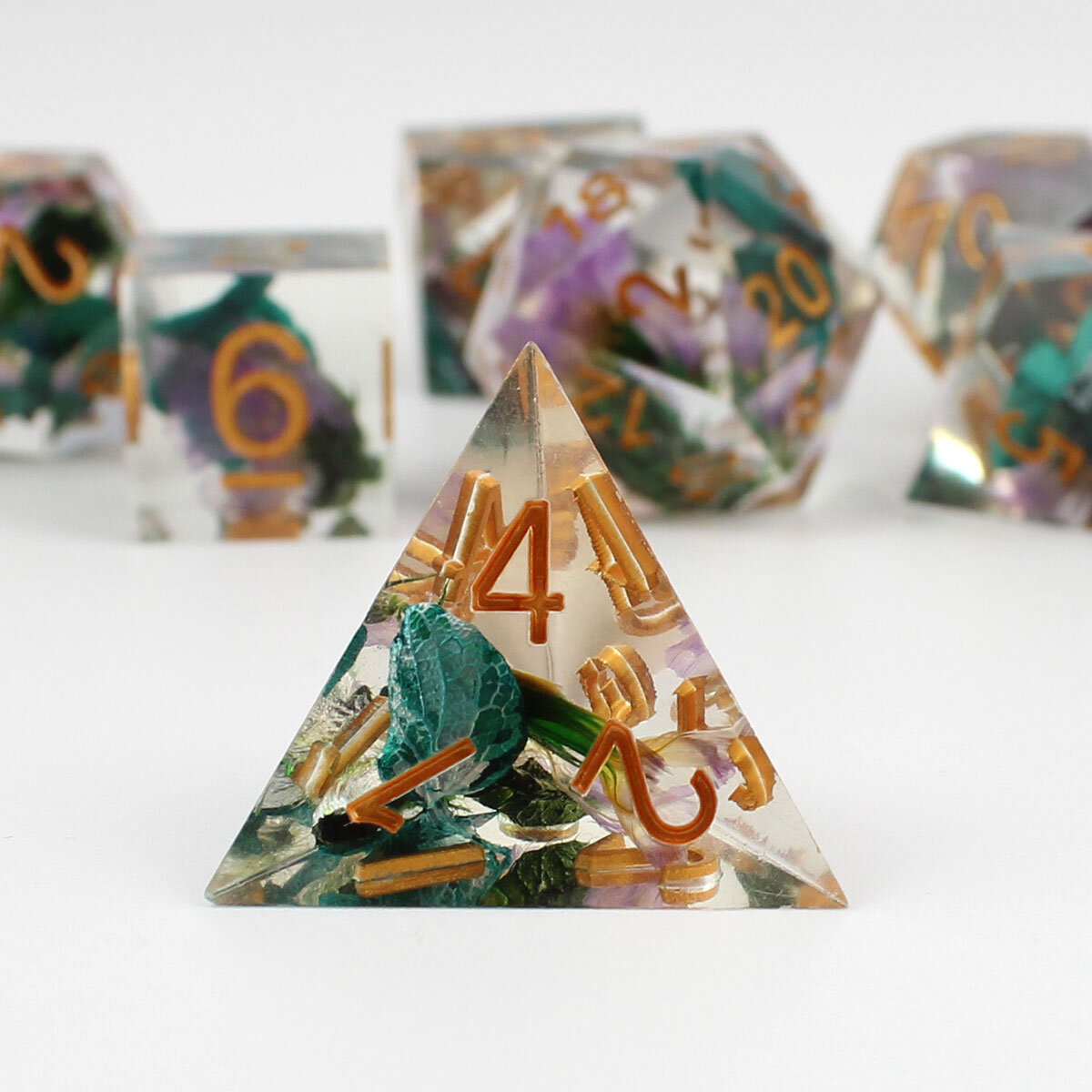 Zestaw kości RPG Witch's Herbarium z przezroczystej żywicy z suszonymi kwiatami