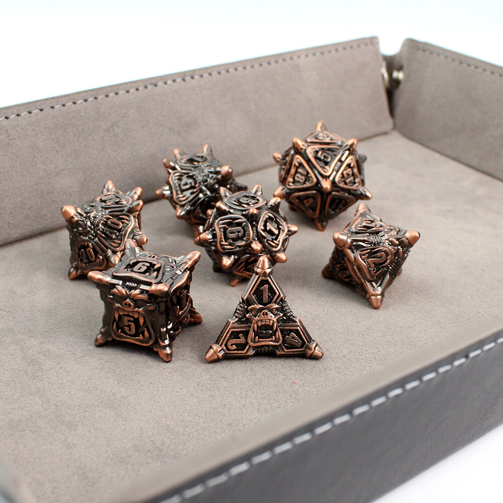 Metalowe kości RPG z motywem twarzy Orków i kolcami w kolorze miedzi | Kości Metalowe Orc Warband Lume Design