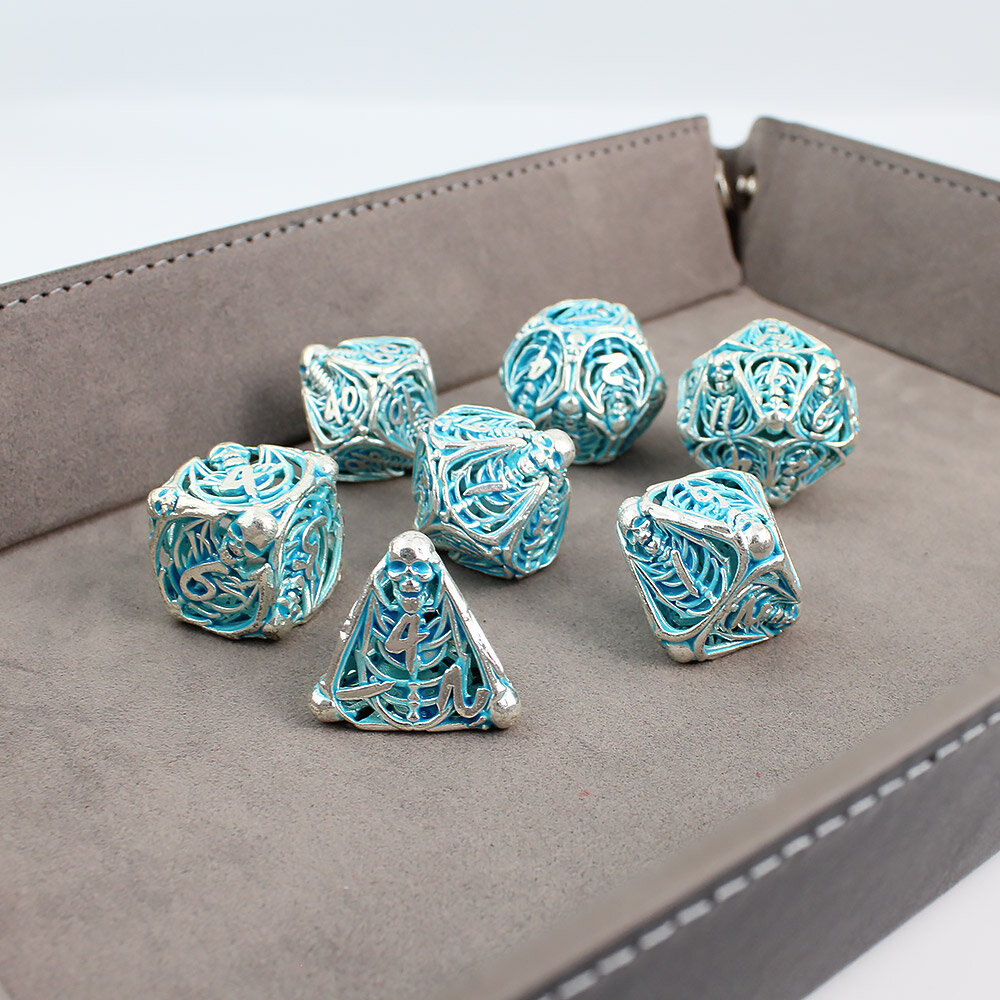 Metalowe ażurowe kości RPG ze szkieletami świecące na błękitno w ciemności | Kości RPG Frostbound Souls Lume Design