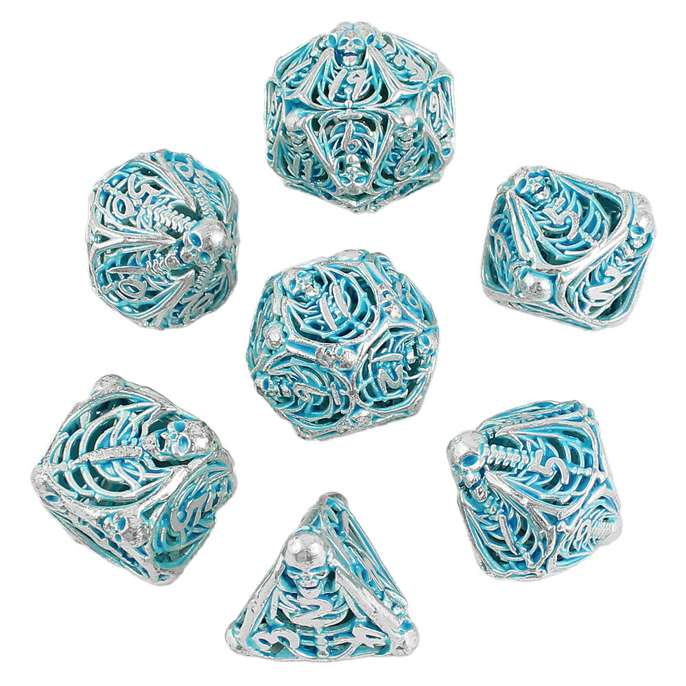 Metalowe ażurowe kości RPG ze szkieletami świecące na błękitno w ciemności | Kości RPG Frostbound Souls Lume Design