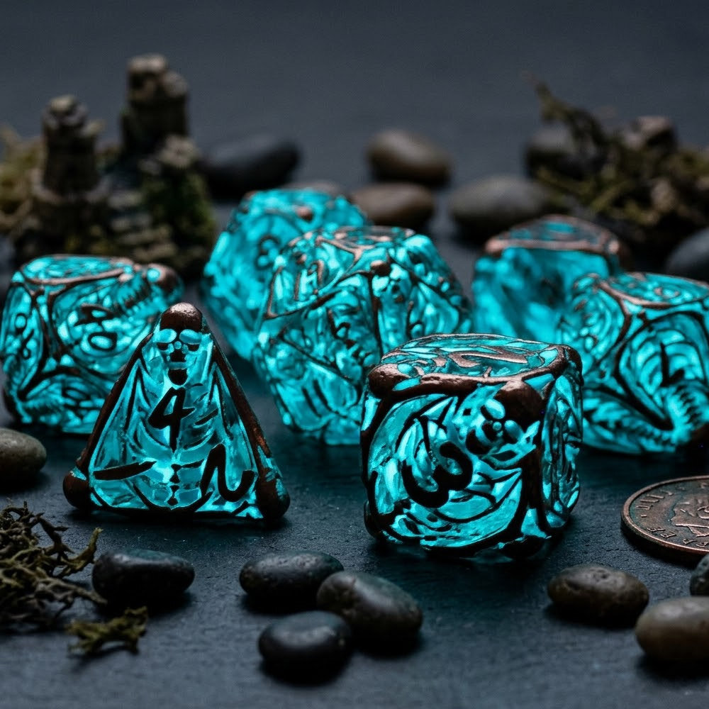 Metalowe ażurowe kości RPG ze szkieletami świecące na błękitno w ciemności | Kości RPG Frostbound Souls Lume Design