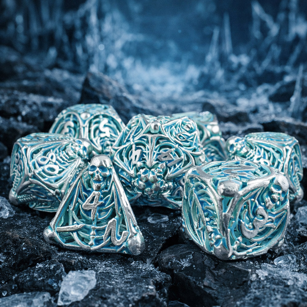 Metalowe ażurowe kości RPG ze szkieletami świecące na błękitno w ciemności | Kości RPG Frostbound Souls Lume Design