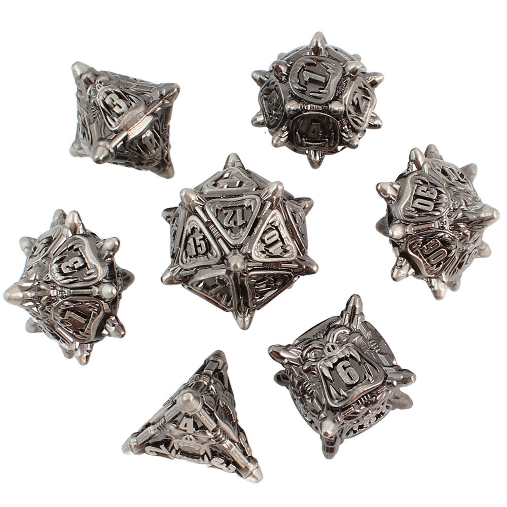 Metalowe kości RPG w kolorze ciemnego srebra (gunmetal) z rzeźbionymi twarzami orków | Kości Metalowe Orc Ironhide Lume Design