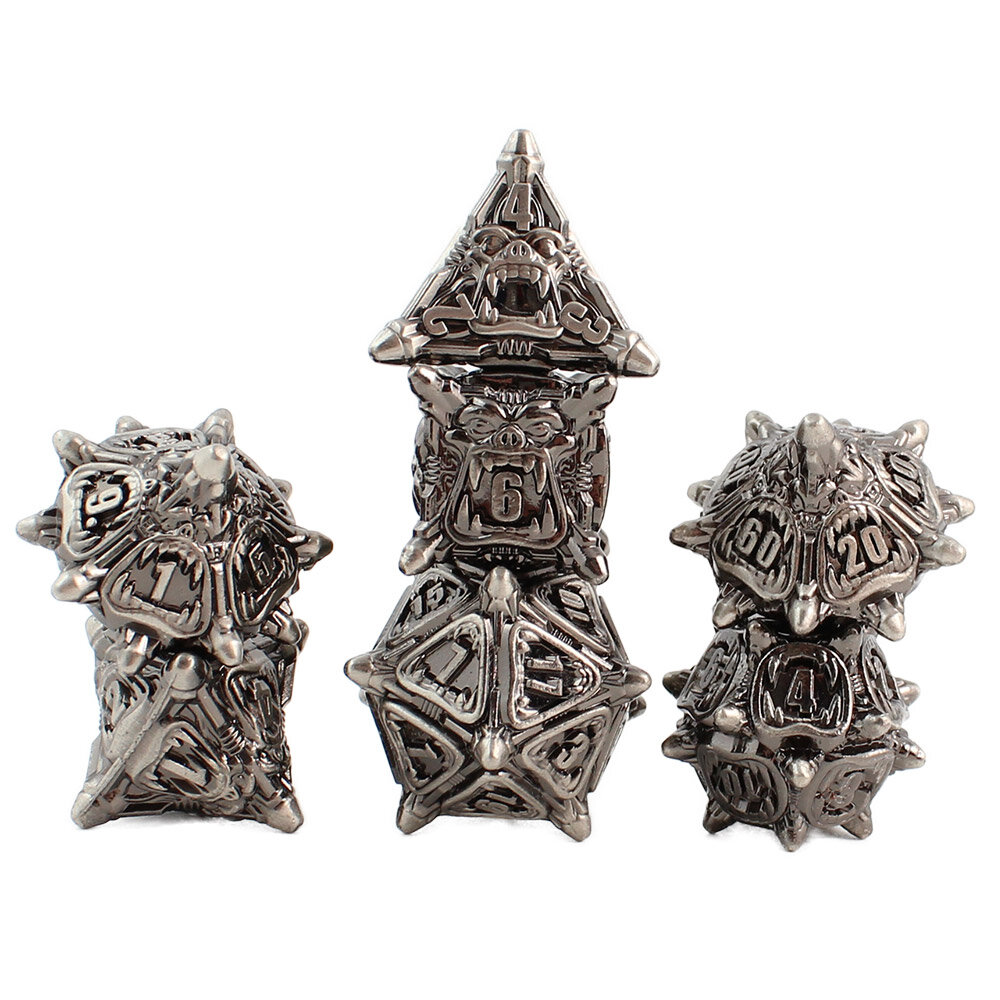 Metalowe kości RPG w kolorze ciemnego srebra (gunmetal) z rzeźbionymi twarzami orków | Kości Metalowe Orc Ironhide Lume Design