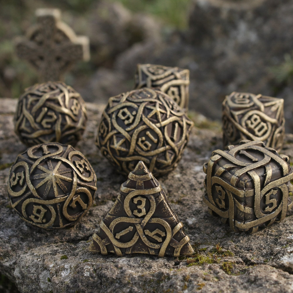 Metalowe kości RPG z rzeźbionymi wzorami celtyckich węzłów w kolorze antycznego brązu | Kości Metalowe Celtic Ancient Knots Lume Design