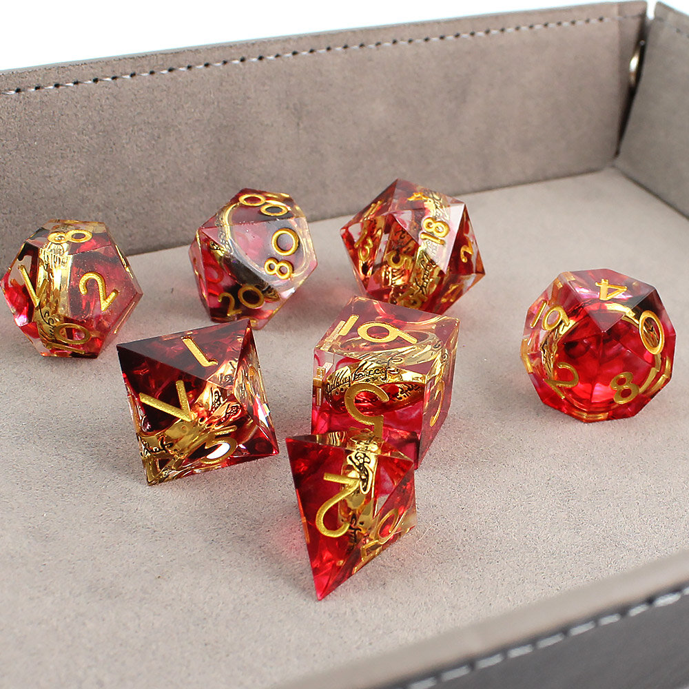 Zestaw 7 kości RPG z żywicy dymno-czerwonej z zatopionym złotym pierścieniem z elfią inskrypcją | Kości Żywiczne Elven Ring of Power Lume Design Zestaw 7 kości RPG z żywicy dymno-czerwonej z zatopionym złotym pierścieniem z elfią inskrypcją | Kości Żywiczne Elven Ring of Power Lume Design
