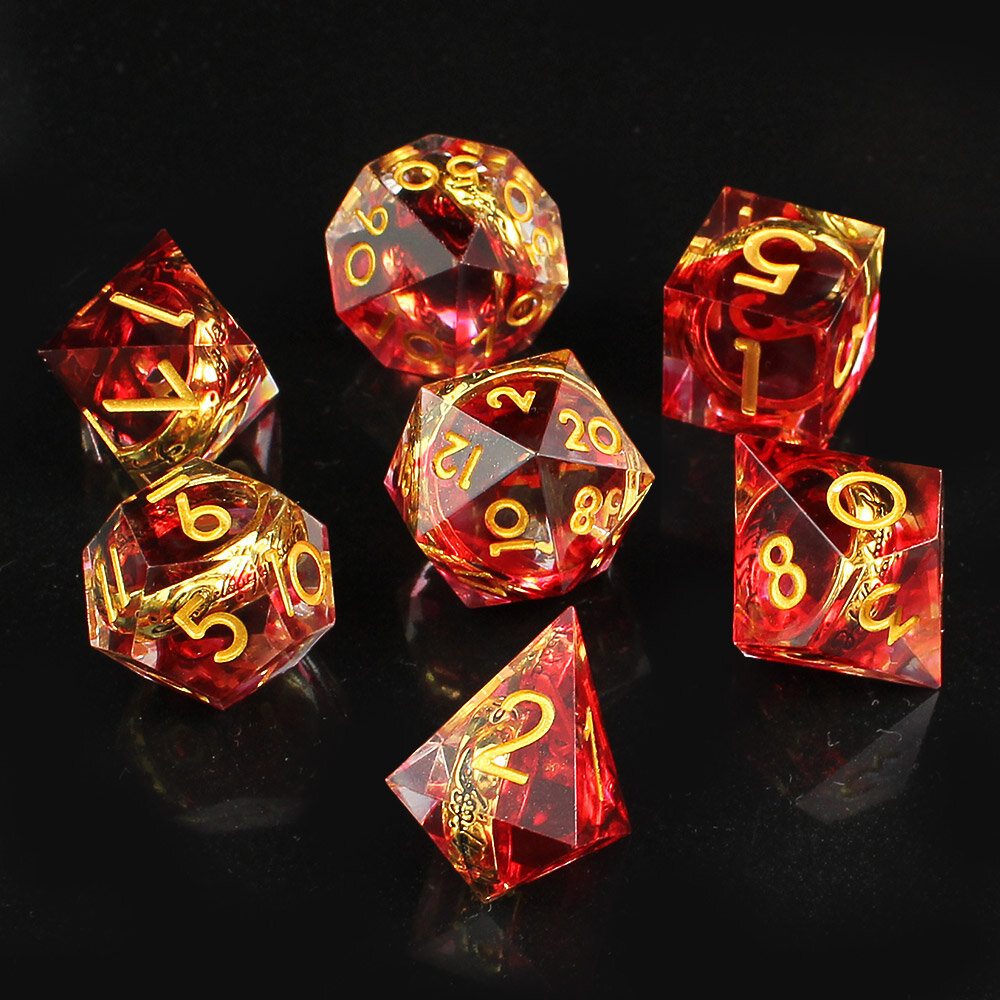 Zestaw 7 kości RPG z żywicy dymno-czerwonej z zatopionym złotym pierścieniem z elfią inskrypcją | Kości Żywiczne Elven Ring of Power Lume Design Zestaw 7 kości RPG z żywicy dymno-czerwonej z zatopionym złotym pierścieniem z elfią inskrypcją | Kości Żywiczne Elven Ring of Power Lume Design