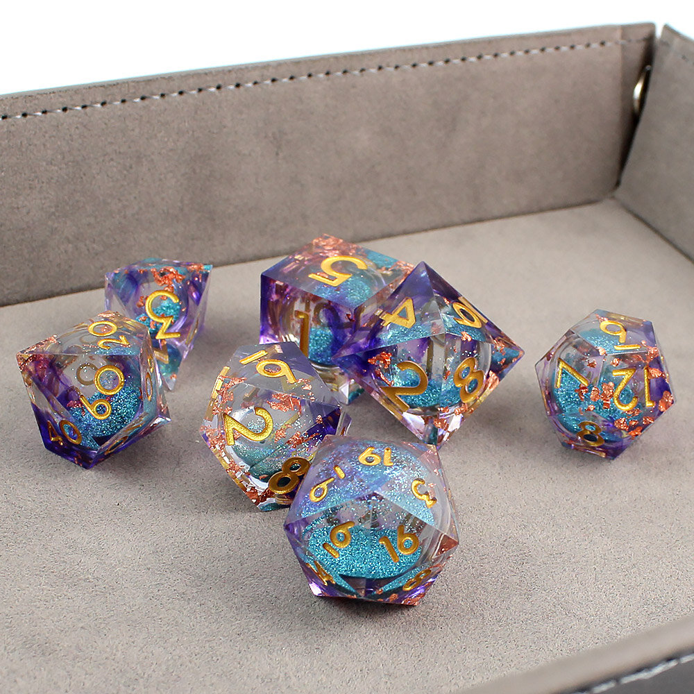 Zestaw 7 kości RPG z żywicy z ostrymi krawędziami imitujący kosmos z błękitnym płynnym wnętrzem i fioletowymi smugami | Kości Liquid Core Astral Nebula Lume Design