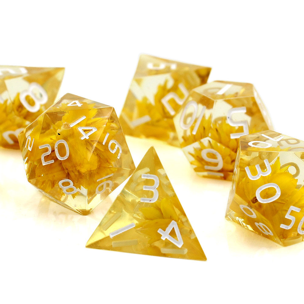 Kości żywiczne ostre krawędzie z kwiatami w środku Zestaw kości RPG Sharp Edge Witchy Flowers z suszonymi żółtymi kwiatami